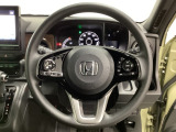 ハンドルにHondaセンシング系のクルーズコントロールやレーンキープアシストなどのスイッチと、オーディオの操作スイッチが装備されています。ハンドルから手を離さず安全に操作できます。