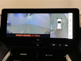 【パノラミックビューモニター】映像で、見づらい車両周辺の確認をアシスト。クルマを真上から見ているような映像を表示。 運転席から確認しにくい車両周囲の状況を把握。