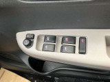 パワーウィンドウのスイッチです。運転席に居ながら窓を開け閉めのコントロールできます!