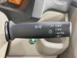 【オートライト】周りの明るさに応じて自動でヘッドライトの点灯・消灯ができる機能です!ライトの付け忘れ・消し忘れなどが無くなり、雨の日や夕方の走行も安心!トンネル通過時も便利ですね♪