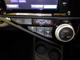 オートエアコン付きなので一度、気温を設定すれば自動的に過ごし易い温度に調整してくれますよ。 車内をいつでも快適空間にしてくれます。