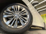 【純正18インチアルミホイール】外観にマッチした純正アルミホイールを装着しております。各種社外アルミホイールや、スタッドレスタイヤも取扱いしております。是非ご相談ください♪