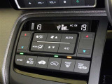 左右独立温度コントロールフルオートエアコンです。運転席、助手席それぞれで独立して温度設定ができます。冷え性の方が乗っても安心ですね♪