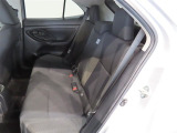 後部座席も十分な広さがございます。