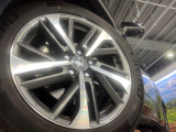 【純正18インチアルミホイール】外観にマッチした純正アルミホイールを装着しております。各種社外アルミホイールや、スタッドレスタイヤも取扱いしております。是非ご相談くださ