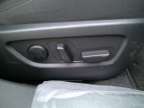 運転席は10Wayの電動シートになっています。ドライバーの体格に合わせたドライビングポジションを設定出来ます。また、2人分のポジションをメモリー出来るのでいつでも自分のポジションに戻せます♪