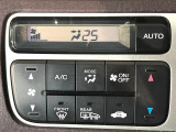 【オートエアコン】一度お好みの温度に設定すれば、車内の温度を検知し風量や温度を自動で調整。暑い&hellip;寒い&hellip;と何度もスイッチ操作をする必要はありません。快適な車内空間には必須の機能ですね♪