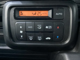 セレクトレバーの左上にオートエアコンがついてますので、お好みの温度をセットするだけで風の強さや風量を自動で調整します。スイッチも簡単操作で快適に過ごせます。