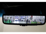 電子インナーミラーです。バックドア内側にカメラを取付けてインナーミラーに後方映像を表示。例えば、後席に大柄の方が座っていても後方確認が難なく出来ます。モニターモードとミラーモードは切り替え可能です。