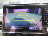 バック駐車もグッとラクに。リアワイドカメラシステムを搭載。約180&deg;見渡せるワイドビューをはじめ、3パターンの表示機能付き。バック駐車も安心してできます。