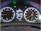 とっても見やすいメーターです。夜間時はラグジュアリーな気分にさせてくれる照明が魅力ですので、夜のドライブも楽しみになりますよ♪