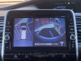 アラウンドビューモニター。上空から見下ろしているような映像で、スムースな駐車をサポートします。