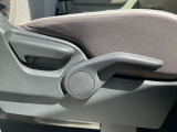 運転席シートリフター(ラチェット式)で、座面の高さも上下に動き、体格にあわせて調整ができ広々でゆったり運転できます♪