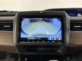 後退時に車両の後ろ側をモニター画面に表示します。車庫入れが苦手な人もこれで安心♪