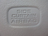 サイドカーテンエアバックシステムは、側面衝突時に大人から子供までさまざまな体格の乗員の頭部や頚部を広範囲で保護。特にセンターピラーへの頭部衝突を防ぐ展開性能を実現しています。
