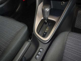 操作が楽なフロアシフトです、レバー式パーキングブレーキで足元インパネ周りもすっきりしています。