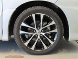 純正のアルミホイール装着車です。タイヤサイズは225/50R18です。