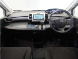 視界広々で運転しやすくロングドライブでも疲れを感じさせないすっきりとまとまったインパネ周りです。
