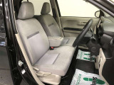 フロントシートはソファのように並んで座れるベンチシートです!フィット感とホールド感も良く、運転姿勢をサポートしてくれるので、快適なドライブを楽しめます。