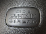サイドカーテンエアバックシステムは、側面衝突時に大人から子供までさまざまな体格の乗員の頭部や頚部を広範囲で保護。特にセンターピラーへの頭部衝突を防ぐ展開性能を実現しています。