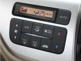 ◆オートエアコン装備◆ お好みの温度を設定をするだけで、後は、自動で風量を調節してくれます!快適にドライブが楽しめます。