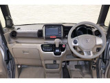 操作性に優れた運転席となります!小物入れや各ボタンの配置にこだわり、使いやすいです!座り心地もよく視認性も良好なのでロングドライブもお任せ下さい!