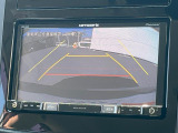 【バックカメラ】駐車時に後方がリアルタイム映像で確認できます。大型商業施設や立体駐車場での駐車時や、夜間のバック時に大活躍!運転スキルに関わらず、今や必須となった装備のひとつです!