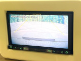 【バックカメラ】駐車時に後方がリアルタイム映像で確認できます。大型商業施設や立体駐車場での駐車時や、夜間のバック時に大活躍!運転スキルに関わらず、今や必須となった装備のひとつです!