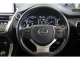 ステアリングには手先が冷える時期に嬉しいステアリングヒーターを装備しています。ハンズフリー電話や音声認識、オーディオ操作やインフォメーションディスプレイ内の表示切替えが出来るスイッチも装備しています。