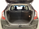 ラゲッジも広く使いやすいトランクは、開口部も広く荷物の積み下ろしもしやすいお車となっております。リアシートの背もたれは6:4の割合で分割して可倒できるので、長いお荷物などを載せることもできます。