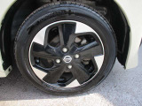 日産純正のアルミホイールが装着されてます。ボディデザインとマッチしておりカッコイイですね。