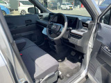 運転席は座り心地が良く快適にドライブをしていただけます。