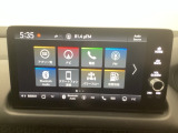 HondaCONNECT対応の便利なナビディスプレー。お持ちのスマートフォンと連携して、ナビやBluetoothでの音楽再生が可能です。デザインはもちろん、操作性も良好です。