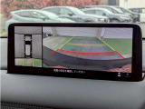 【パノラミックビューモニター】クルマを真上から見ているような映像を表示。 運転席から確認しにくい車両周囲の状況を把握できます。