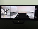 パノラミックビューモニター付きです。車両を上から見たような映像をモニター画面に表示。運転席からの目視では見にくい、車両周辺の状況をリアルタイムでしっかり確認できます。