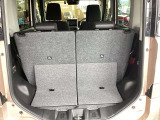 背もたれを倒すと荷室として広々使えます。