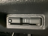 ETCがついています。高速道路の料金所の通過も楽々です。 カードの取り出しもしやすい場所についています。