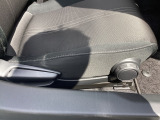 運転席にはドライバーの体型や好みに応じて前後方向だけでなく、高さの調整ができるシートリフターを装備!