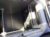 アームレストを開けば、中は収納スペースになっています。USBに対応しています。CarPlay対応USB差し込み口で充電しながらドライブ楽しめます♪