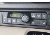 フルオートエアコンが装備されています!お好みの温度設定をするだけでエアコンの風量やモードの切り替えを自動でコントロールしてくれます!ユーザーの操作が少なく燃費走行にもつながります!
