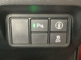 Hondaセンシング用の、VSA(ABS+TCS+横滑り抑制)解除と路外逸脱抑制機能のオンオフスイッチなどはハンドルの右側に装備しています。