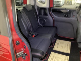 ホンダ車の低床ボディは、チャイルドシートへのお子さまの乗降や荷物の積載もスムーズ。後席にもアームレストがついております。ゆっくりおくつろぎいただけます。