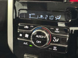 オートエアコン付きなので一度、気温を設定すれば自動的に過ごし易い温度に調整してくれますよ。 車内をいつでも快適空間にしてくれます。
