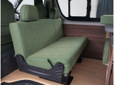 車両仕様:「A-TYPE」標準装備・2列目キャンピング専用シート・2列目シートリマインダー(ディーゼル車のみ)・ベットマット自動車難燃式ファブリック・リヤサイドキャビネット左右ハイタイプ格納有・オリジ