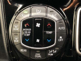 運転席、助手席別々に温度設定ができるデュアルエアコン装備です。男性が暑いと感じても、女性は寒いと感じる、そんな時の車内温度を別々に調節できるので、ストレスなくドライブをお楽しみいただけます。