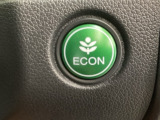 ECON モードをON にするとアクセルペダルの動きに対するエンジンの反応とエアコンの制御を切り換えることで、燃費のいい運転をするドライバーがペダルを踏んだ時と同じようにエンジンを制御します。