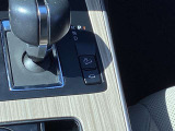 360&deg;ビューモニターのスイッチはシフトノブの右下にございます。今までのマツダ車は「押しにくい場所にスイッチがあった」というお客様から大変好評をいただいております。