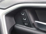 運転席シートポジションメモリーが装着されています。ドライバー2名のシートポジションを記憶・再現出来るメモリー機能を搭載しています。