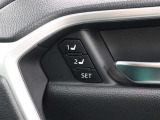 運転席シートポジションメモリーが装着されています。ドライバー2名のシートポジションを記憶・再現出来るメモリー機能を搭載しています。