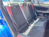 後部座席も気になるようなキズ・汚れやへたり等、大きなダメージはなく、良好な状態です。